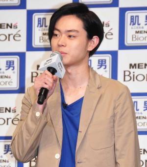 菅田将暉、デート報道を余裕の笑顔で完全否定！　ビオレ“肌男”CMで裸を披露！