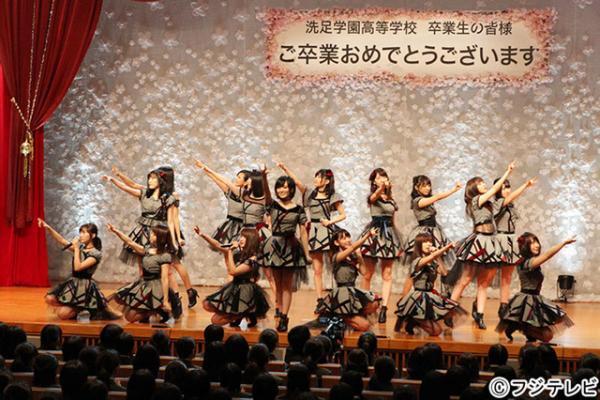 AKB48＆ももクロ、卒業式にサプライズ登場！「FNS うたの春まつり」
