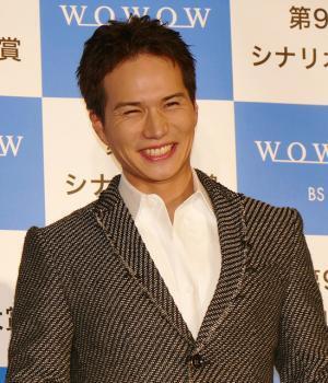 市原隼人、大寒波でも夏服撮影　「さすがアツイ男は違う」と演出家が脱帽！