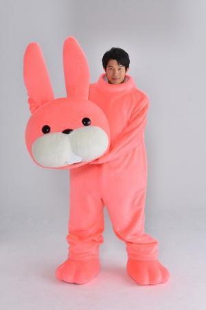 鈴木亮平、うさぎの着ぐるみを着た“死神”に！ 福士蒼汰主演「お迎えデス。」