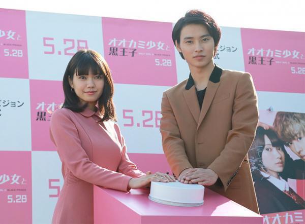 二階堂ふみ＆山崎賢人、池袋パルコの大型ビジョンに突如出現！ 通行人も大興奮