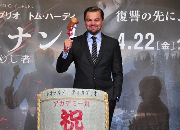 レオ様、約千人のファンの祝福に笑顔で「アリガトウ！」