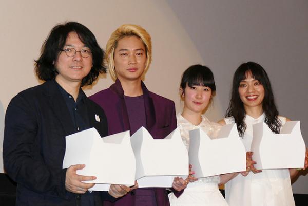 綾野剛、素顔を隠して舞台挨拶　『リップヴァンウィンクルの花嫁』