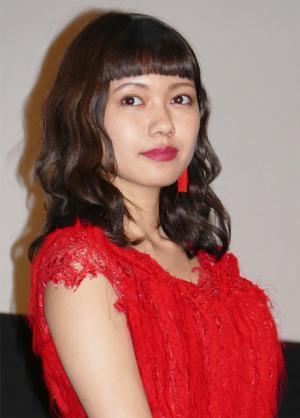 金魚ぶりを絶賛された二階堂ふみ、赤いドレス卒業を撤回？『蜜のあわれ』舞台挨拶