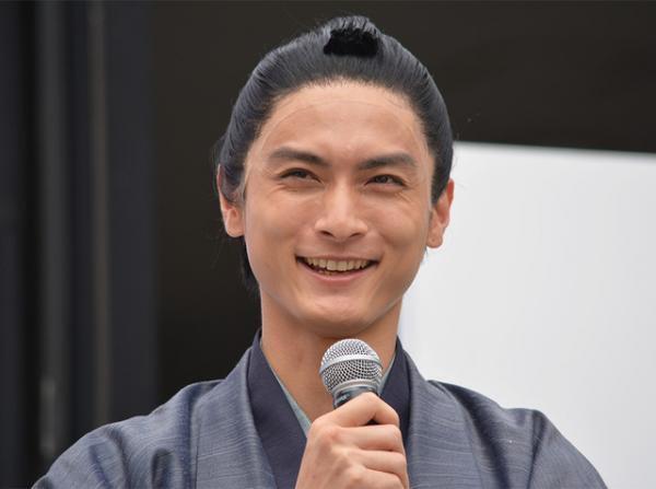 馬に乗って颯爽と登場した高良健吾、「もっと考えて」若者にエール