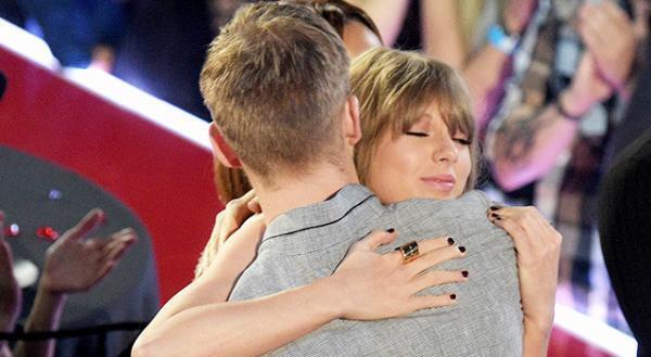 テイラー・スウィフト、受賞スピーチで恋人のカルヴィン・ハリスに感謝