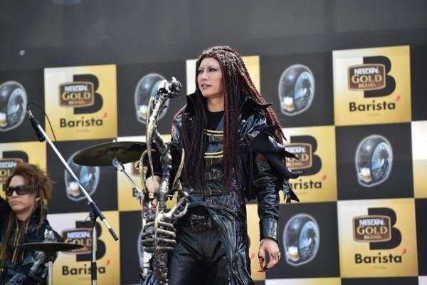 GACKT、新宿ゲリラライブで2千人が熱狂！ 熊本地震被災地への寄付を発表