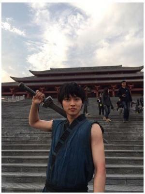 山崎賢人、「キングダム」オフショットを公開！被災地へエールも