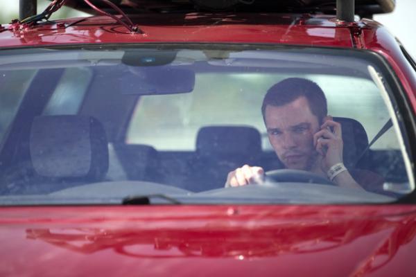 ニコラス・ホルト、愛する人を救うため高級車で激走！『アウトバーン』