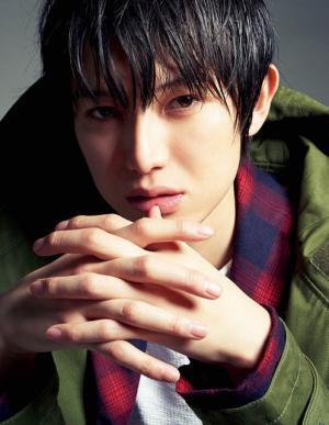 本郷奏多、7年ぶりの写真集発売！愛犬とのショットから“オトナ”な艶まで