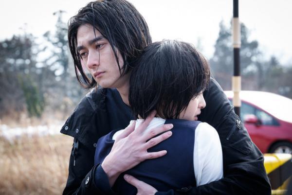 濡れた柳俊太郎が清野菜名を抱きしめる…4DXホラー『雨女』場面写真