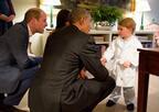 ジョージ王子、パジャマ姿でオバマ大統領にごあいさつ