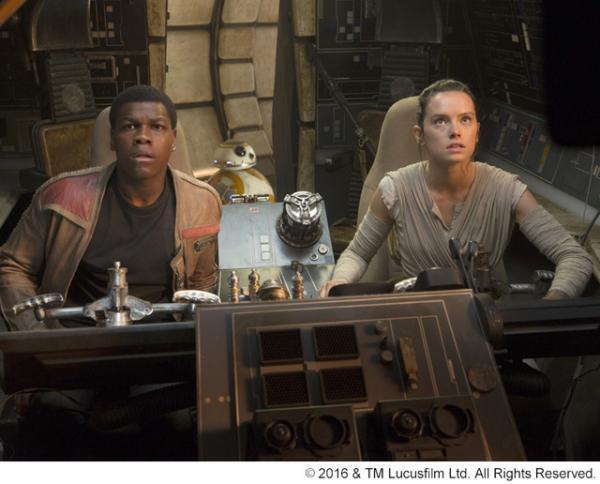 【特別映像】デイジー・リドリーにラッパーの才能!?『スター・ウォーズ』撮影舞台裏