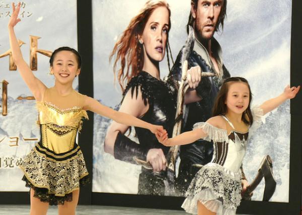 “氷の姉妹”本田望結＆紗来、氷上で華麗なスケーティングを披露『スノーホワイト』