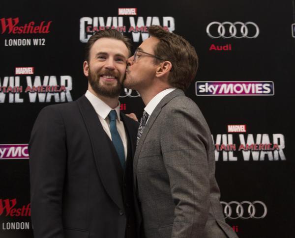 アイアンマンとキャップが突然キス!? 『シビル・ウォー』UKプレミアに登場