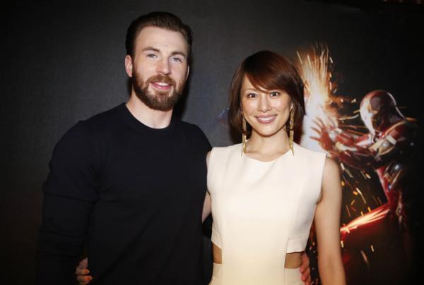 米倉涼子、キャプテン・アメリカと初対面！ 『シビル・ウォー』UKプレミアレッドカーペットに登場