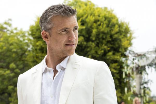 ダニエル・クレイグに続く!? スーツが似合う渋メン「エージェントX」ジェフ・ヘフナーに注目