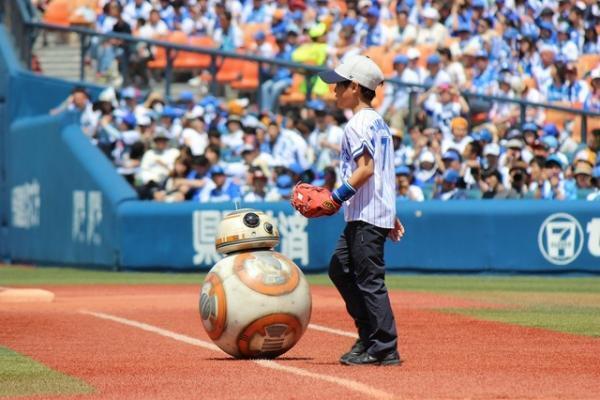 『スター・ウォーズ』BB-8、世界初の始球式で「とてもエキサイティング」