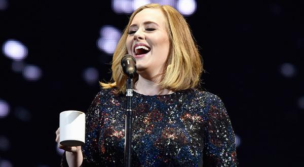 アデル、ツアーで同性カップルの婚約を祝福！「代理母になろうか？」