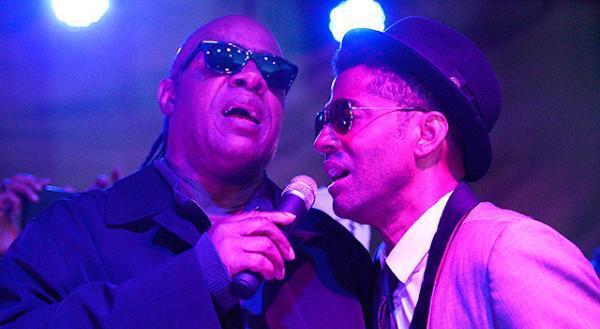 “プリンス”追悼コンサートでスティーヴィー・ワンダーらが熱唱