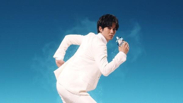 松坂桃李、新CMはコミカルなのにクール!? 撮影メイキングレポート