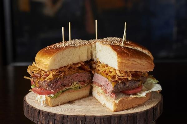 「オーク ドア」のモンスター級のグルメバーガーが今年も登場！「グランドハイアット東京」