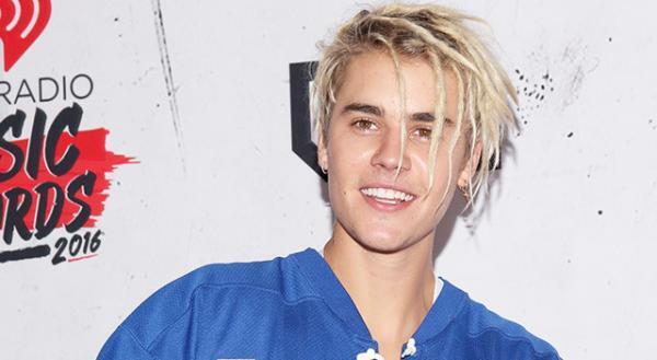 ジャスティン・ビーバーがちょっとお疲れ？ボストンの街を裸足で徘徊