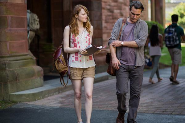 エマ・ストーンのキュートなファッションに注目！ 『教授のおかしな妄想殺人』