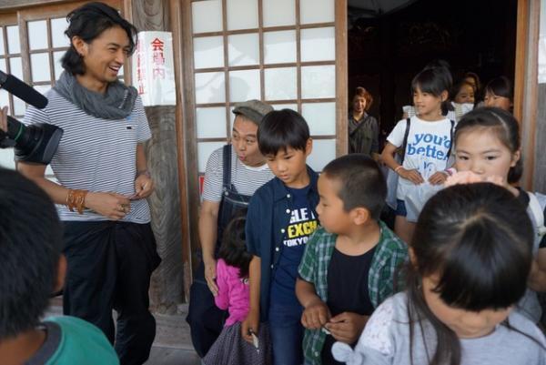 齊藤工・発案“移動映画館”に芸人・永野も登場！ 震災被害大きかった小学校を慰問