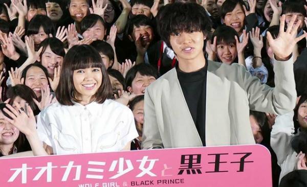 二階堂ふみ＆山崎賢人、女子高をサプライズ訪問！ 女子高生500人が絶叫「かわいい」「ヤバイ」