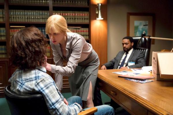 ニコール・キッドマン、言うこと聞かない犯人に“お口ぷにゅ”!?『シークレット・アイズ』