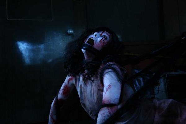 貞子の攻撃に伽椰子が苦悶！ “衝撃のバトルシーン”初解禁『貞子vs伽椰子』