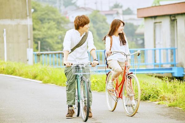 高畑充希、爽やか “自転車デート”コーデが「サイクリングの日」に到着！『植物図鑑』