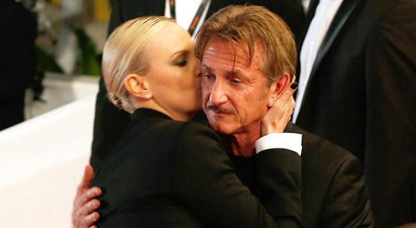 ショーン・ペン、シャーリーズ・セロンと別れて初の気まずいハグ