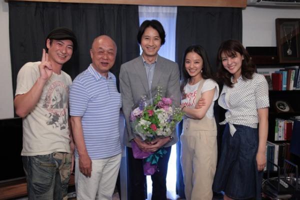 谷原章介主演ドラマ「ドクター調査班」がクランクアップ！ 「離れるのがさびしい」