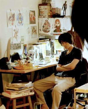 菅田将暉、美少女キャラ描く“オタク”な仕事場解禁！『二重生活』