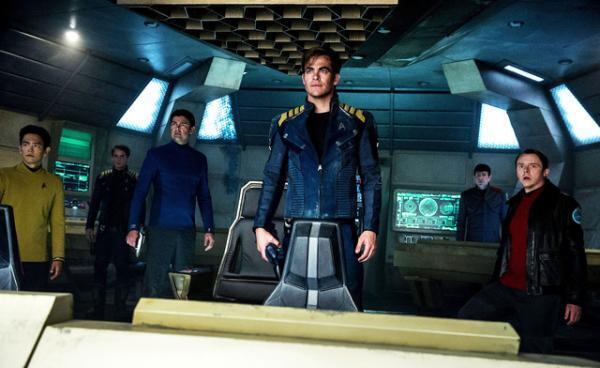 【予告編】クリス・パインVS新たな敵!?　『スター・トレック BEYOND』