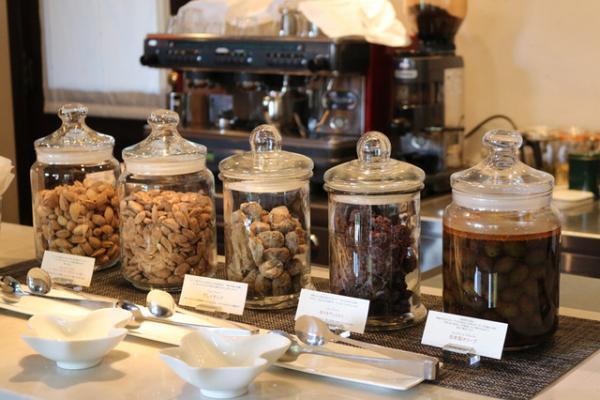 スパニッシュ様式の洋館でスペインの本格缶詰を味わう！「OGA BAR by 小笠原伯爵邸」