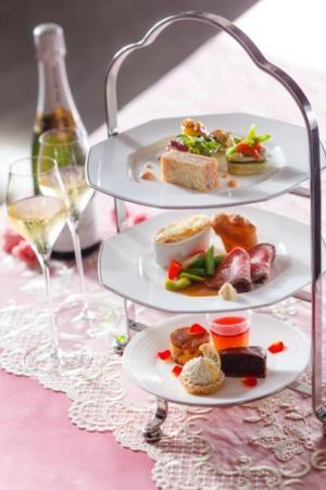 【3時のおやつ】英国プリンセス気分を味わえる！『ロイヤル・ナイト　英国王女の秘密の外出』コラボスイーツ