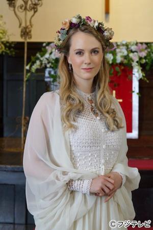 シャーロット・ケイト・フォックス、ウェディングドレス姿を初披露！ 「OUR HOUSE」