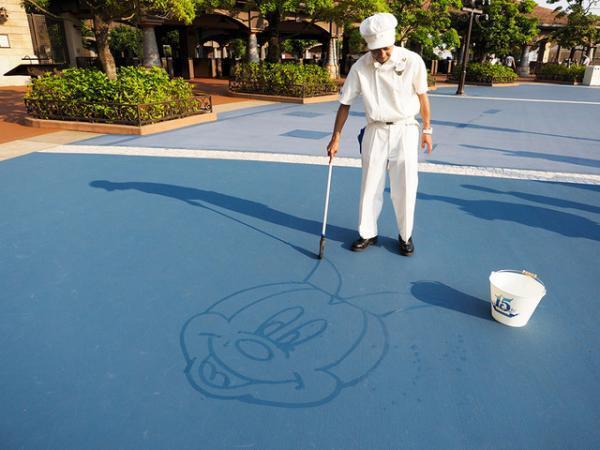 【ディズニー】ミッキー＆ミニー15周年限定コスで登場！水で描くサプライズ「カストーディアルアート」