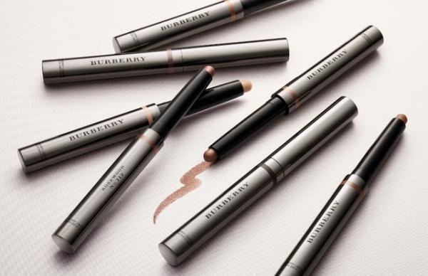「バーバリー」、エフォートレスな目元を叶えるペン型アイカラーが新発売