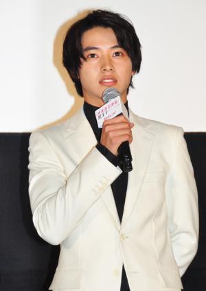 山崎賢人、黒王子ならぬ“白王子スーツ”でイメージアップを画策!?