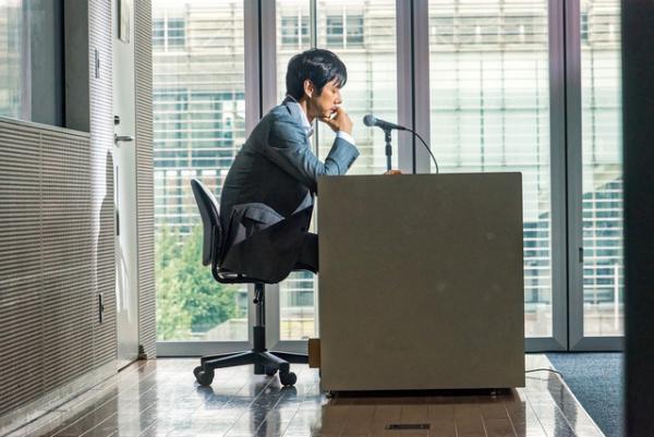 西島秀俊、仕事熱心すぎるイケメン教授に！講義シーン解禁『クリーピー』