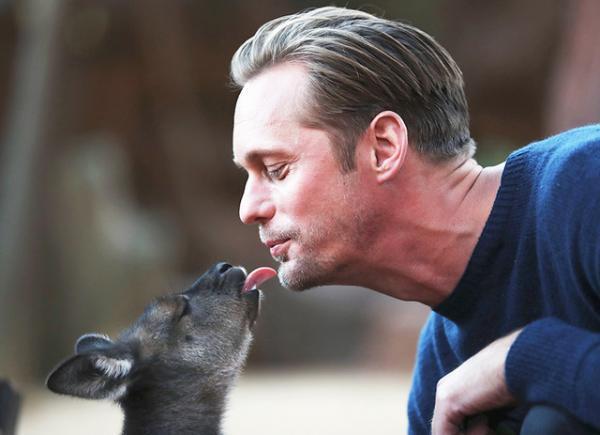 アレクサンダー・スカルスガルド、動物と戯れる姿がまさにターザン!?