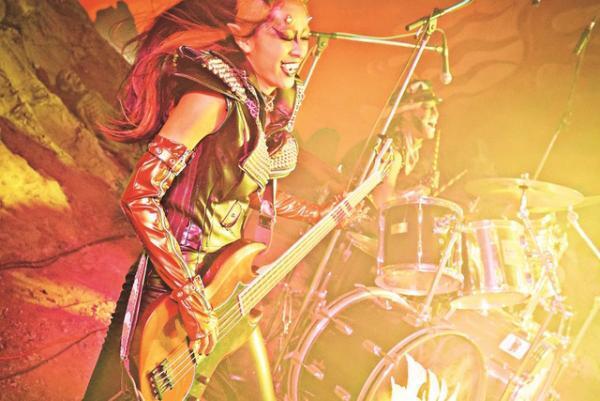 清野菜名のギャップが“鬼ヤバい”『TOO YOUNG TO DIE！』で赤鬼ベーシスト熱演