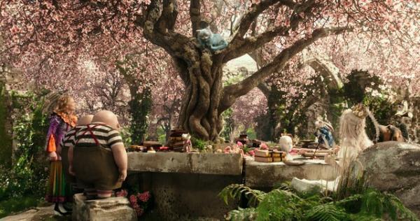 ティム・バートン、新たに監督を迎えたワケとは？ 監督が描く“時間の旅”に迫る『アリス・イン・ワンダーランド』