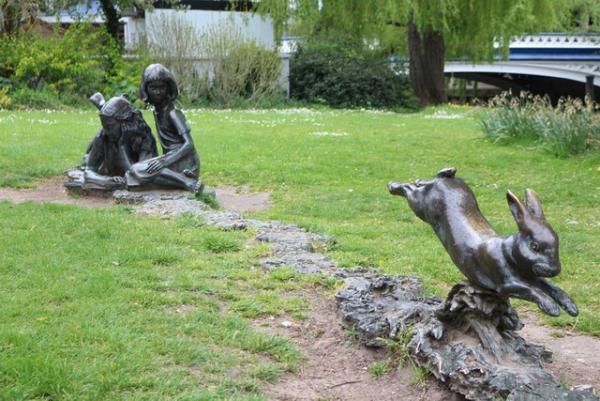 【アリスのはじまりを紐解く旅】映画へと受け継がれるルイス・キャロルのメッセージ＜ギルフォード編＞