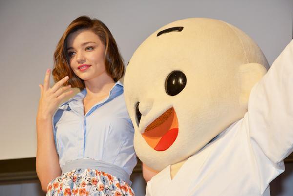 ミランダ・カー、エプロン姿を披露！「料理は愛情」と味噌汁ふるまう