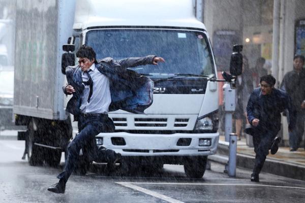 野村周平、小栗旬と雨の中を激走…緊迫のワンシーン解禁！『ミュージアム』